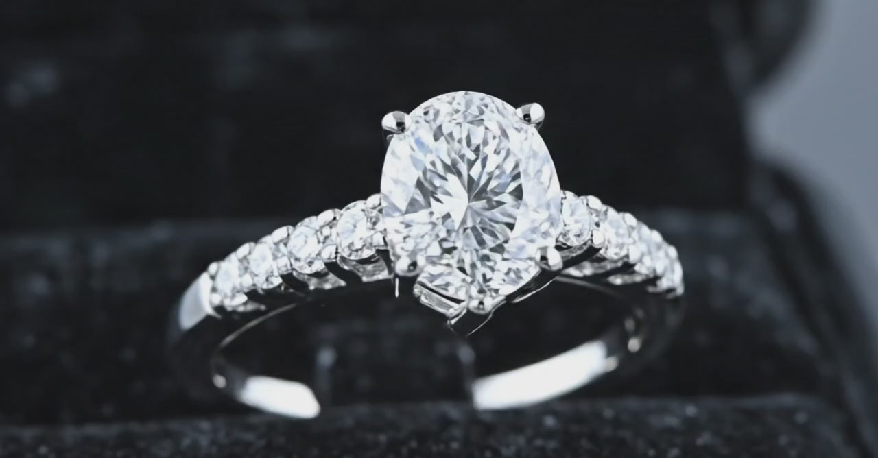 💎 2ct Oval‑Cut Diamond Ring with Side Stones — 14K White Gold